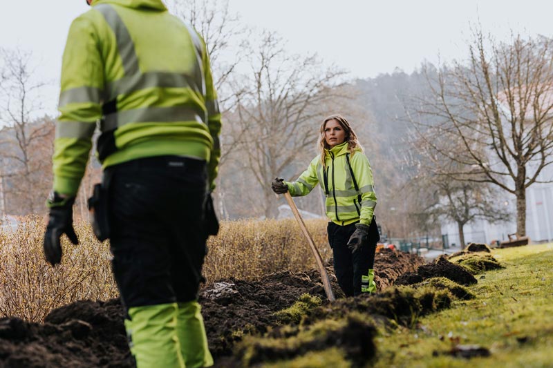 Man och kvinna som arbetar med markanläggning